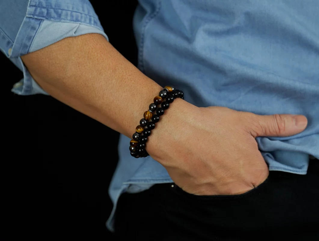slider bijoux pour hommes : photo de bracelets portés par un modèle