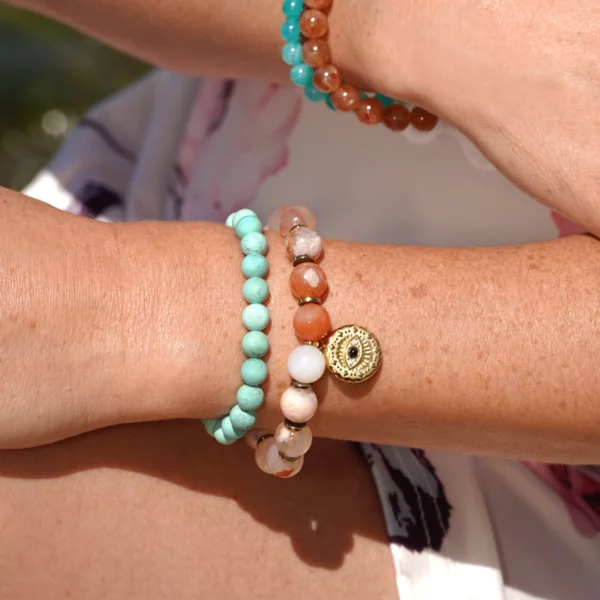 bracelet en agate fleur de cerisier et charm en acier doré. photo porté par modèle