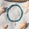 bracelet en apatite bleue avec charm perle de culture. photo avec décors