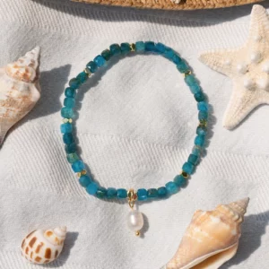 bracelet en apatite bleue avec charm perle de culture. photo avec décors