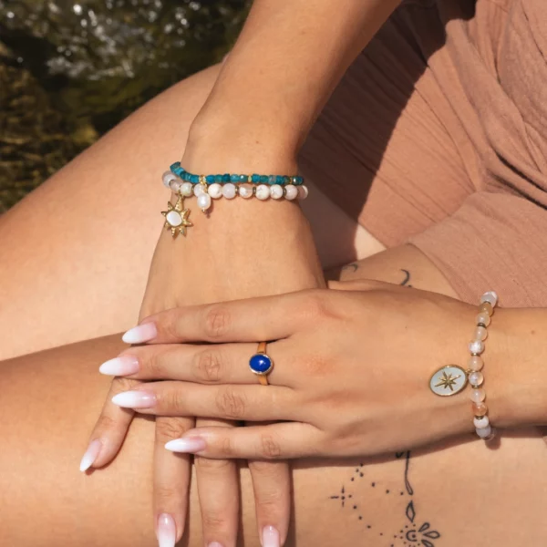 bracelet en apatite bleue avec charm perle de culture porté par une modèle