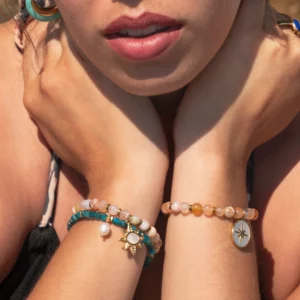 bracelet en apatite bleue avec charm perle de culture porté par une modèle