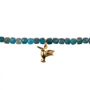 bracelet de cheville en apatite bleue avec charm colibri. Photo sur fond blanc