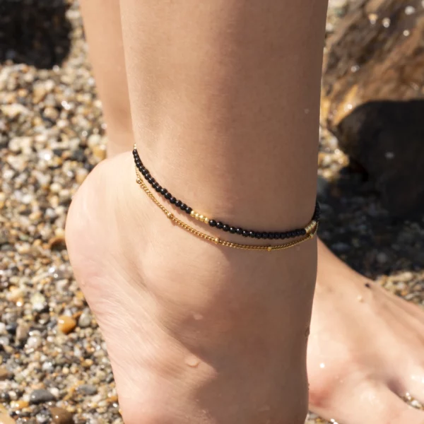 bracelet de cheville en onyx. Photo du bijou porté par une modèle