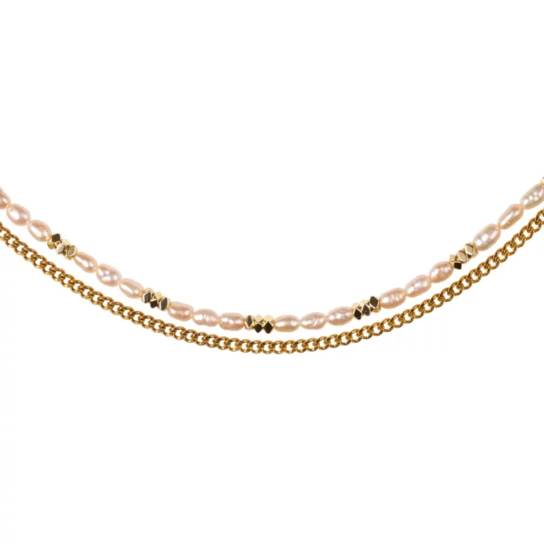 bracelet de cheville en perle et acier plaqué or. photo sur fond blanc
