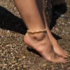 bracelet de cheville en perle et acier plaqué or. photo avec modèle