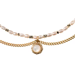 bracelet de cheville en perle et acier plaqué or. photo sur fond blanc