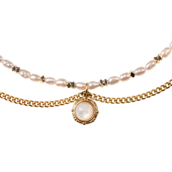 bracelet de cheville en perle et acier plaqué or. photo sur fond blanc