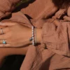 bracelet en perles grises yara porté par une modèle