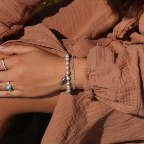 bracelet en perles grises yara porté par une modèle