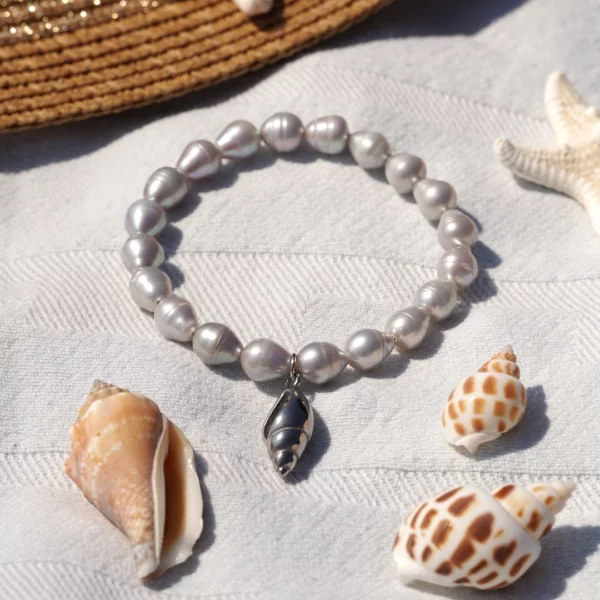 bracelet en perles grises photo avec décors