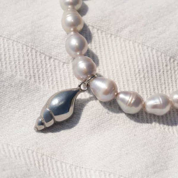 bracelet en perles grises photo détaillée