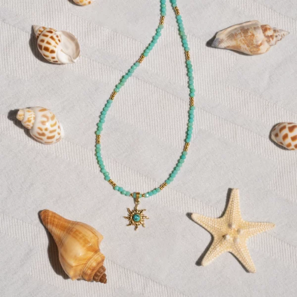 collier en amazonite avec pendentif en forme de soleil. photo avec décors