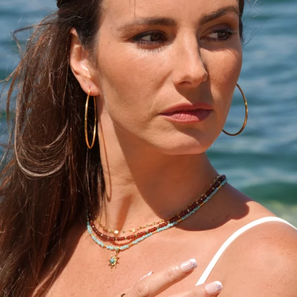 collier en amazonite avec pendentif en forme de soleil. photo avec modèle