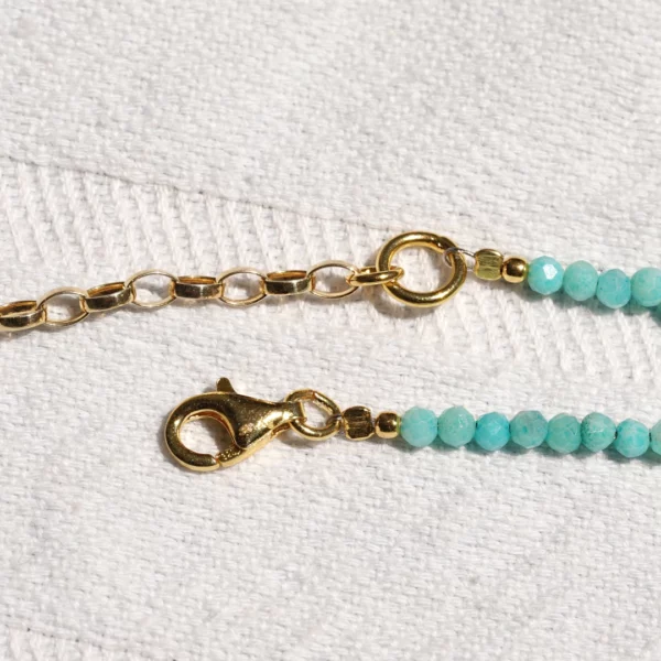 collier en amazonite avec pendentif en forme de soleil. photo plan rapproché du fermoir