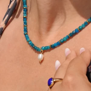 collier en apatite bleue et perle de culture photo en plan rapproché
