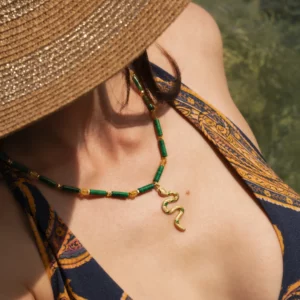 collier en malachite et citrine avec pendentif serpent, photo avec modèle