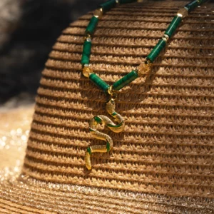 collier en malachite et citrine avec pendentif serpent, photo plan rapproché
