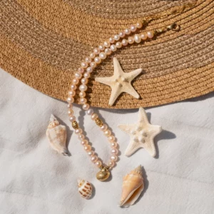 collier en perles blanches avec charm coquillage photo avec décors
