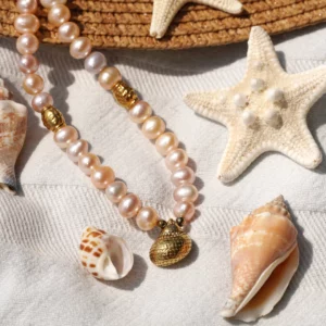 collier en perles blanches avec charm coquillage photo avec décors