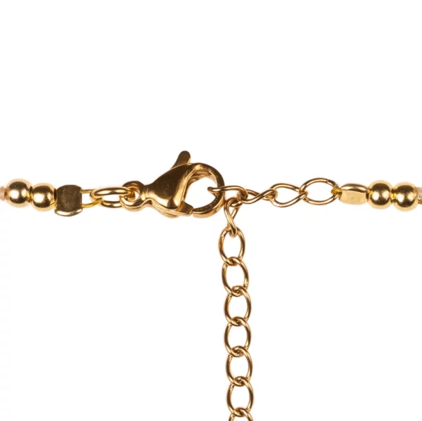 fermoir du collier en perles en plan rapproché