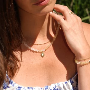 collier en topaze jaune et pierre de lune photo avec modèle