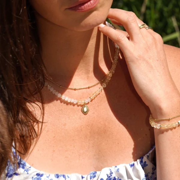collier en topaze jaune et pierre de lune photo avec modèle