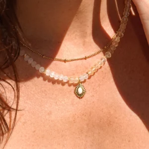 collier en topaze jaune et pierre de lune photo avec modèle
