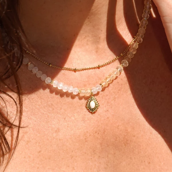 collier en topaze jaune et pierre de lune photo avec modèle