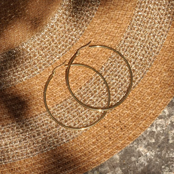 créoles fines 50mm en acier doré photo sur décors