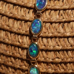 bracelet en opale d'Australie photo des pierres en plan rapproché
