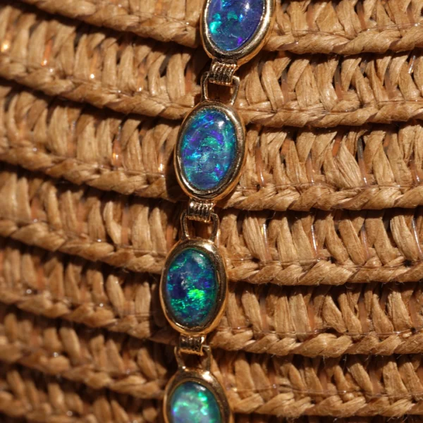bracelet en opale d'Australie photo des pierres en plan rapproché