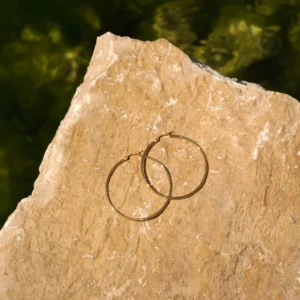 créoles fines 40mm en acier doré photo sur décors