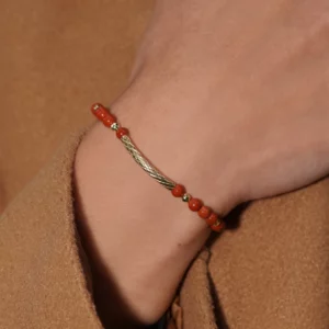 Bracelet en jaspe rouge porté par une modèle