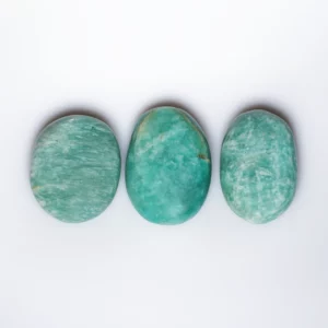 galets d'amazonite, photo sur fond blanc vue de dessus