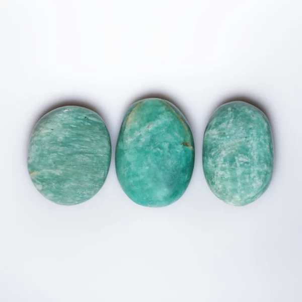 galets d'amazonite, photo sur fond blanc vue de dessus