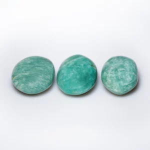 galets d'amazonite, photo sur fond blanc vue de face
