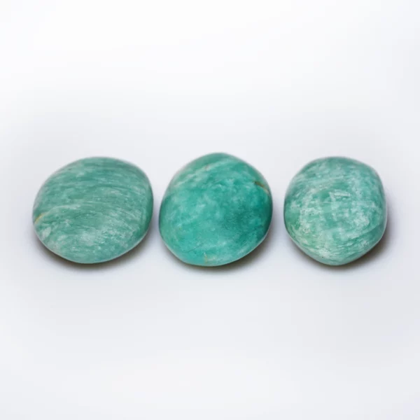 galets d'amazonite, photo sur fond blanc vue de face