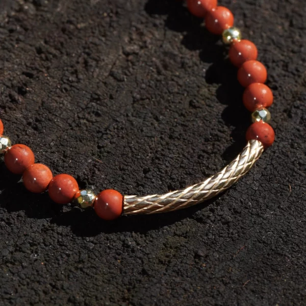 Bracelet en jaspe rouge AKA photo en plan rapproché