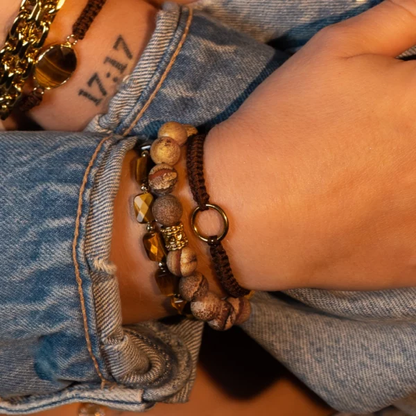 Bracelets en pierres, photo sur modèle