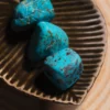 chrysocolle pierre roulée, photo avec décors
