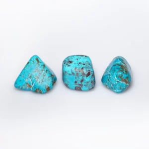 chrysocolle pierre roulée, photo sur fond blanc vue de dessus