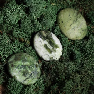 chrysoprase pierre roulée, photo avec décors