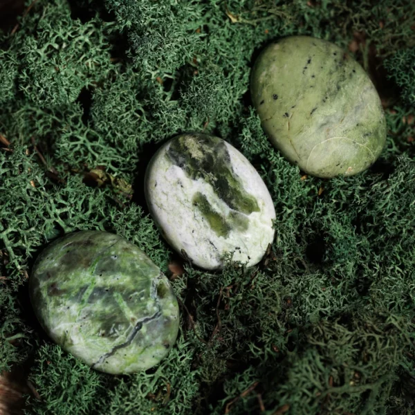 chrysoprase pierre roulée, photo avec décors