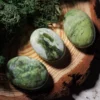 chrysoprase pierre roulée, photo avec décors