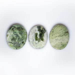 chrysoprase pierre roulée, photo sur fond blanc, vue de haut