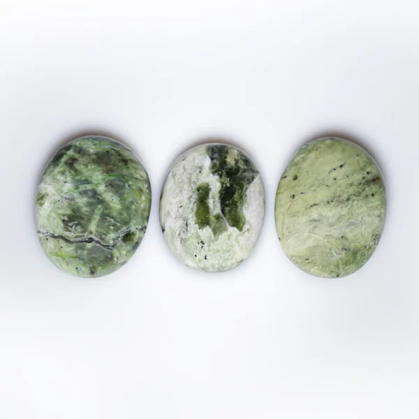 chrysoprase pierre roulée, photo sur fond blanc, vue de haut