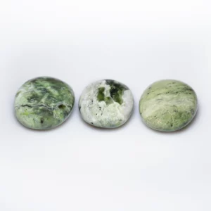 chrysoprase pierre roulée, photo sur fond blanc