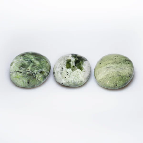 chrysoprase pierre roulée, photo sur fond blanc