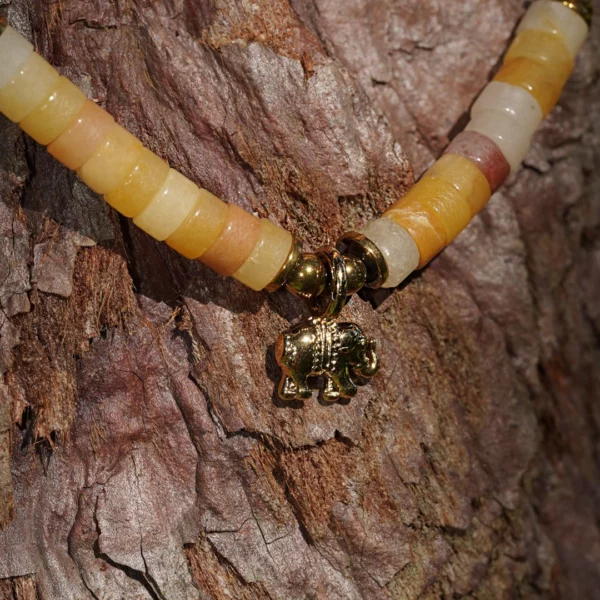 collier éléphant en jade jaune photo en plan rapproché